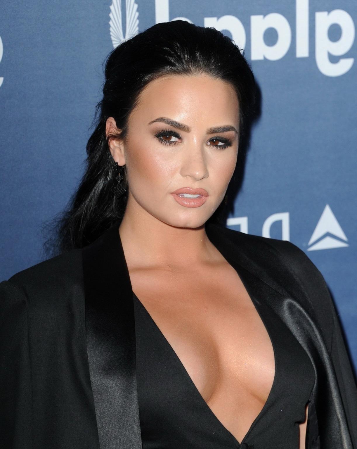16P Demi Lovato showing huge cleavage and cameltoe