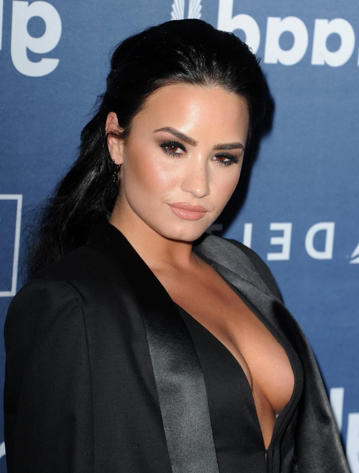 16P Demi Lovato showing huge cleavage and cameltoe