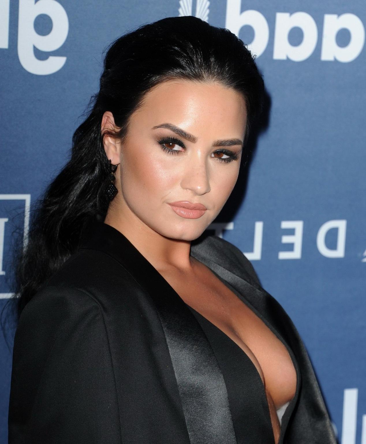 16P Demi Lovato showing huge cleavage and cameltoe