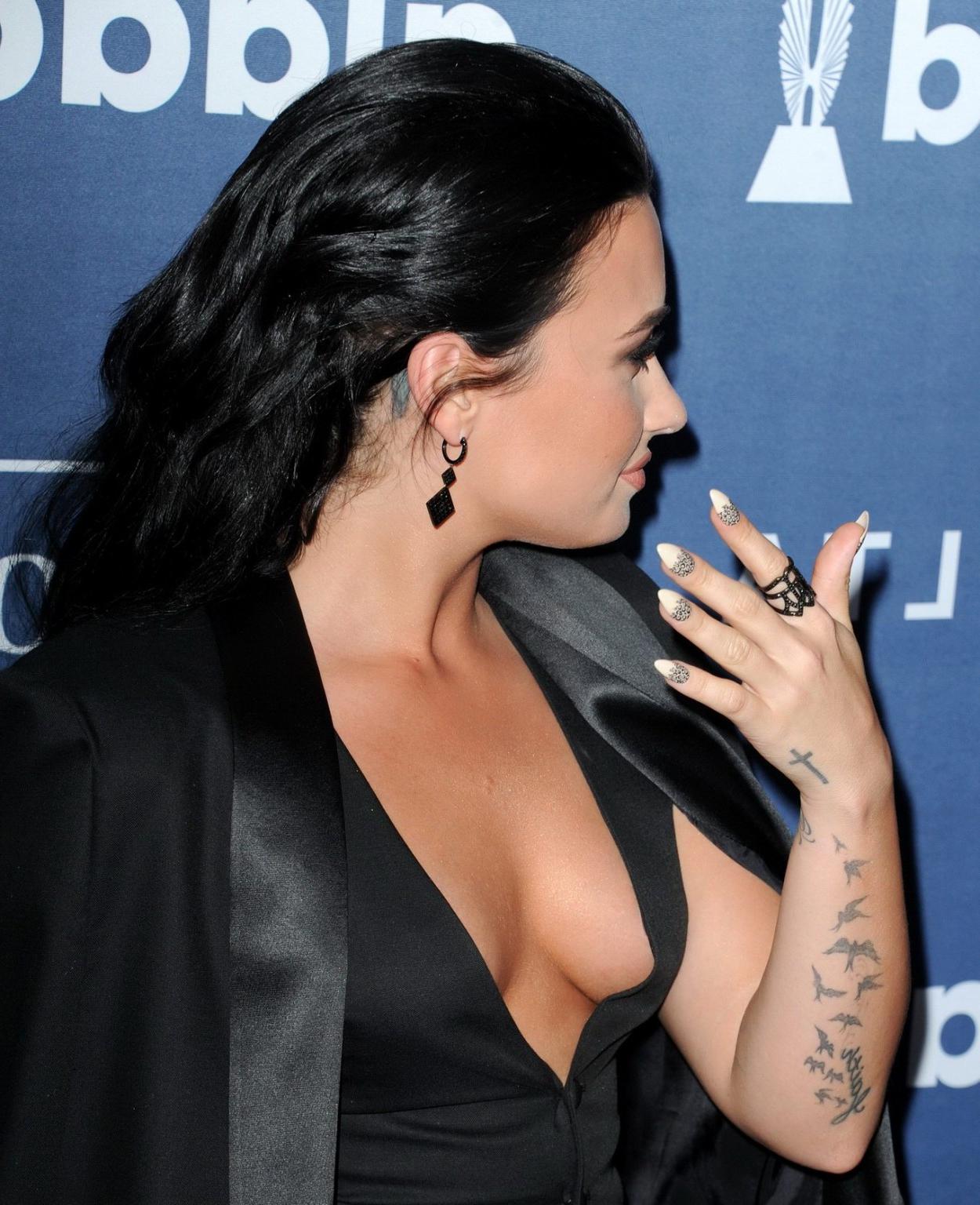 16P Demi Lovato showing huge cleavage and cameltoe