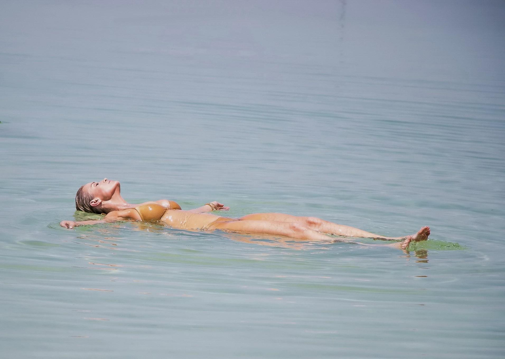 16P Joanna Krupa showing pokies and cameltoe in bikini