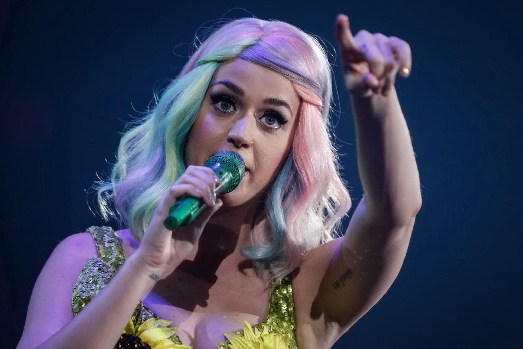 16P Die vollbusige Katy Perry zeigt bei ihrem Tournee-Auftritt Cameltoe und rasierten Schritt