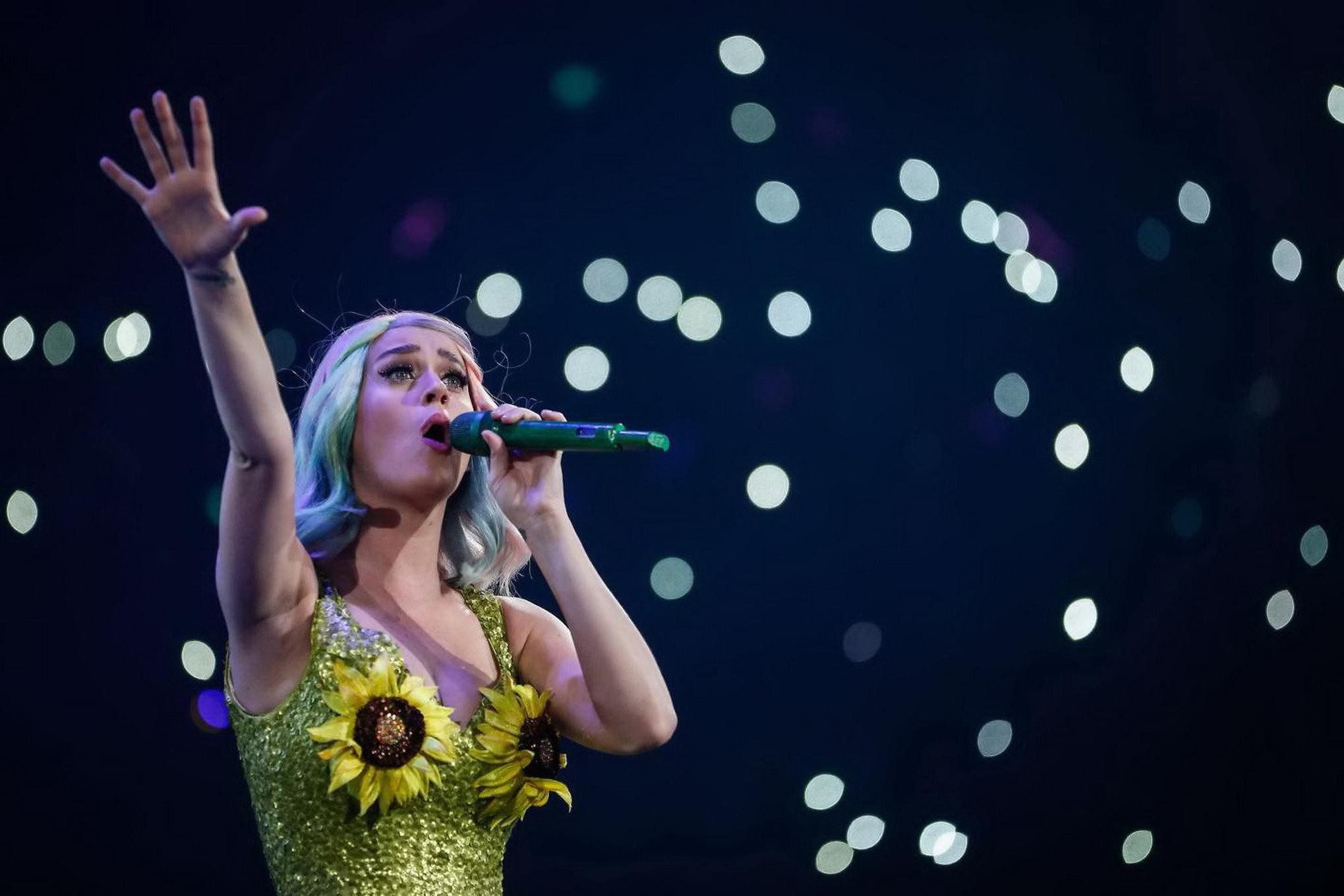 16P Die vollbusige Katy Perry zeigt bei ihrem Tournee-Auftritt Cameltoe und rasierten Schritt