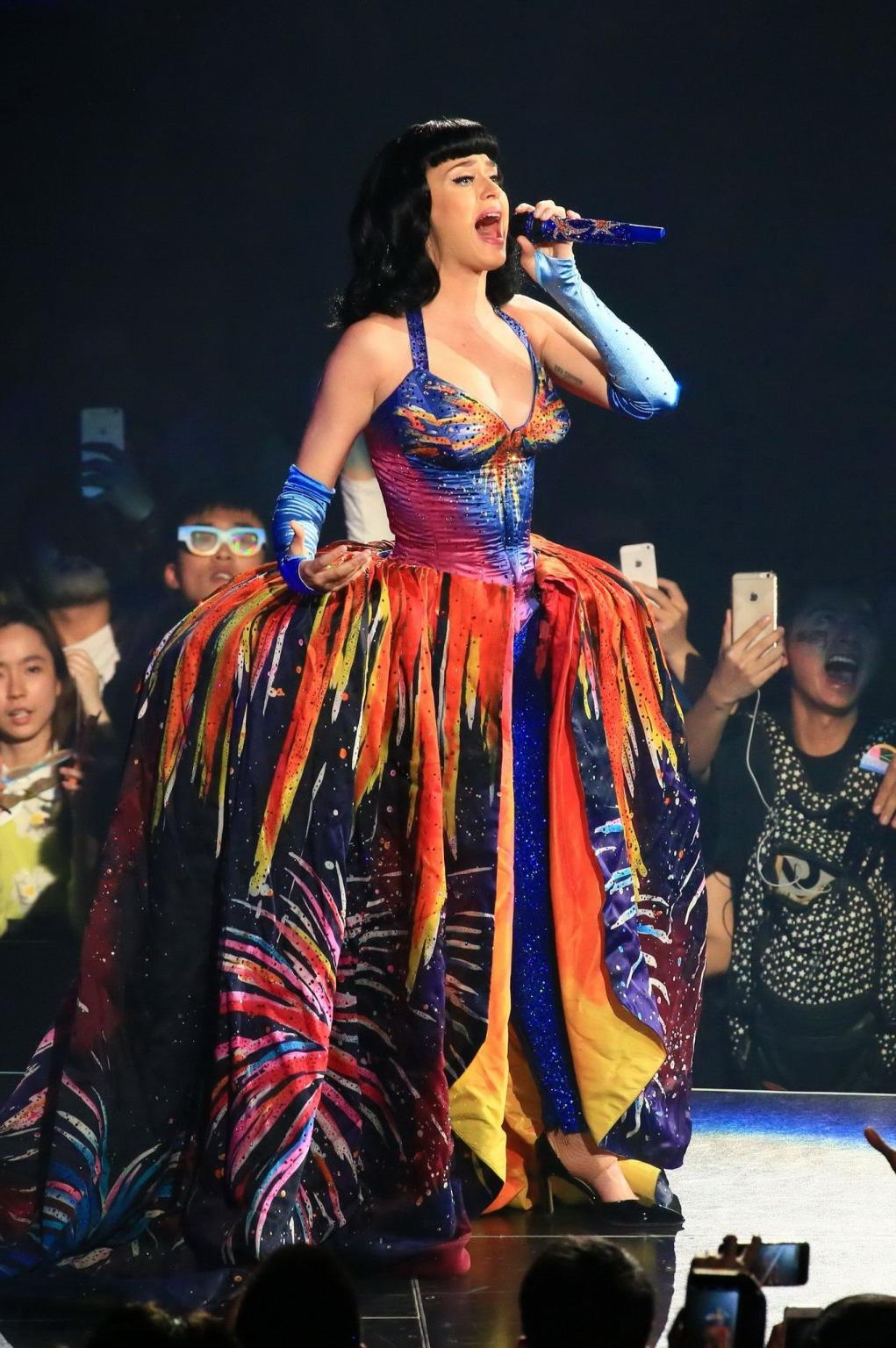 16P Die vollbusige Katy Perry zeigt bei ihrem Tournee-Auftritt Cameltoe und rasierten Schritt