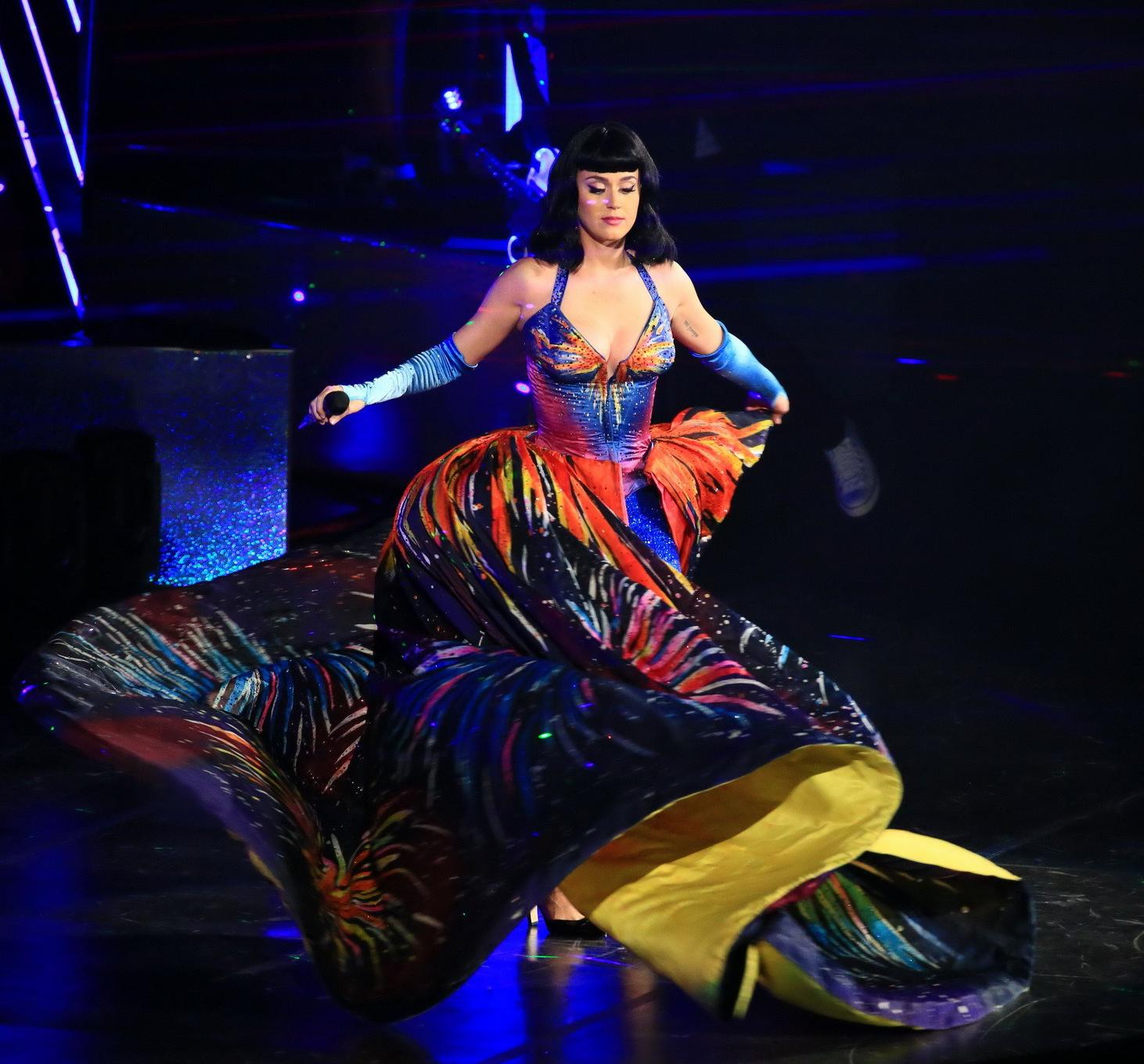 16P Die vollbusige Katy Perry zeigt bei ihrem Tournee-Auftritt Cameltoe und rasierten Schritt