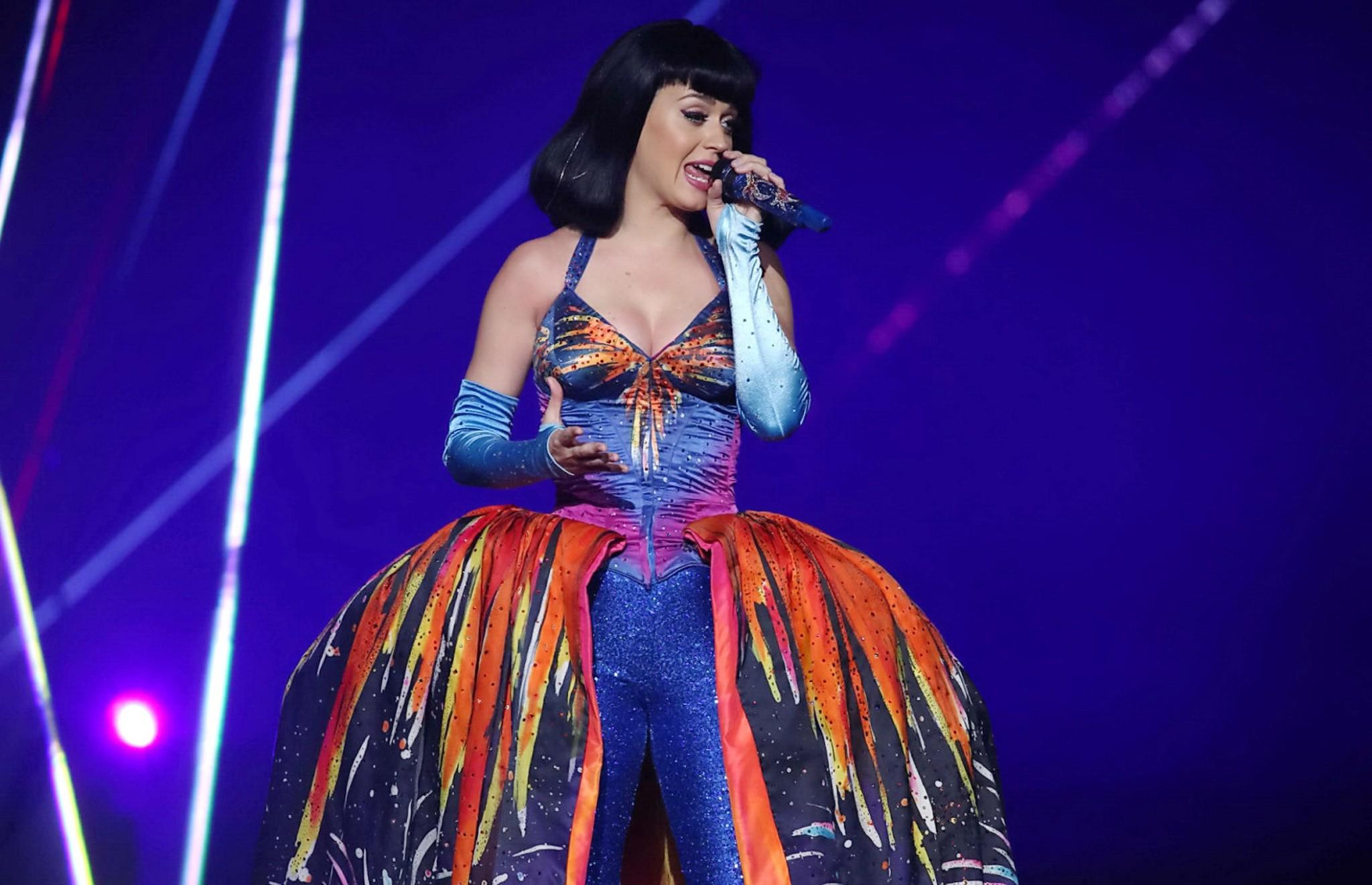 16P Die vollbusige Katy Perry zeigt bei ihrem Tournee-Auftritt Cameltoe und rasierten Schritt