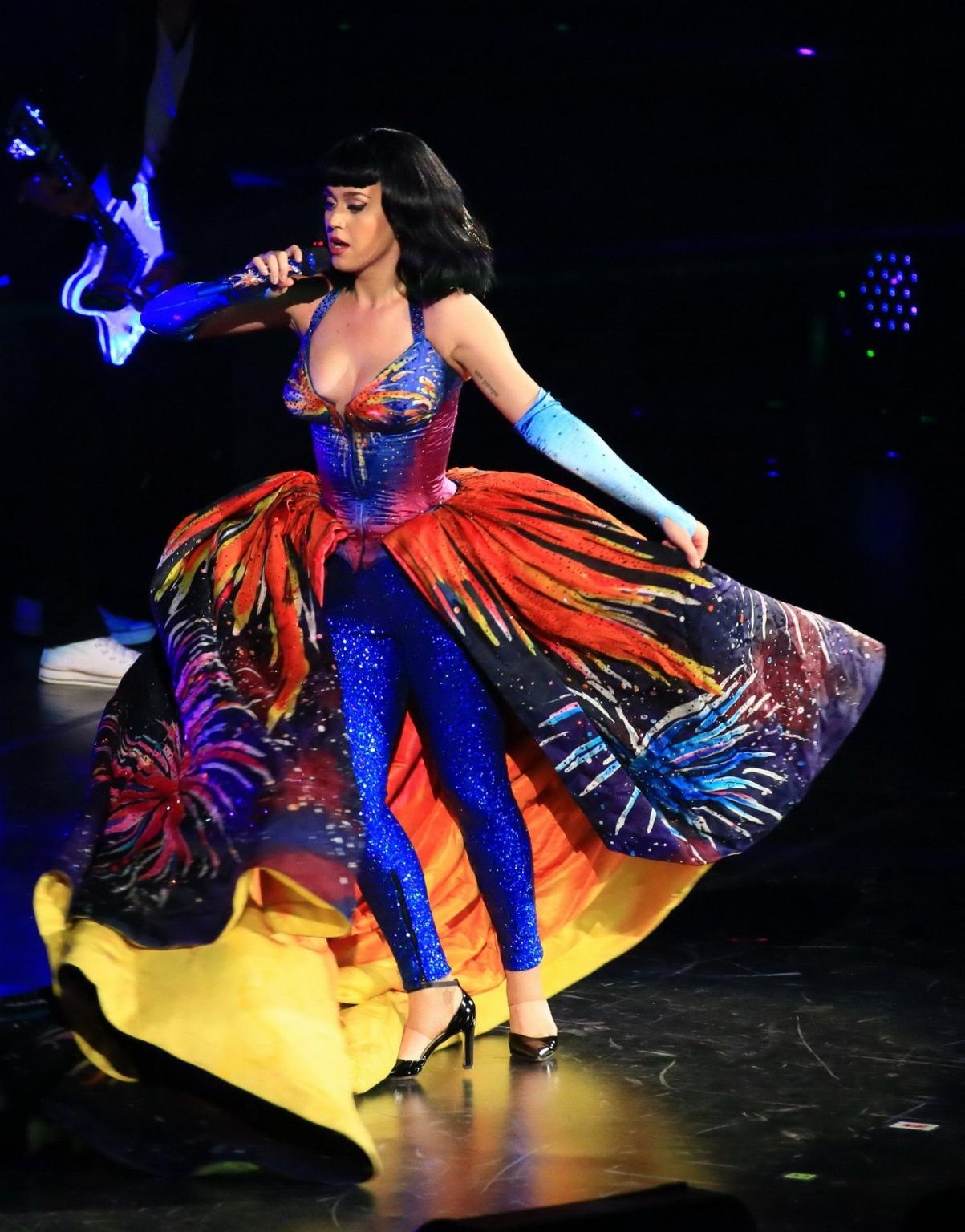16P Die vollbusige Katy Perry zeigt bei ihrem Tournee-Auftritt Cameltoe und rasierten Schritt