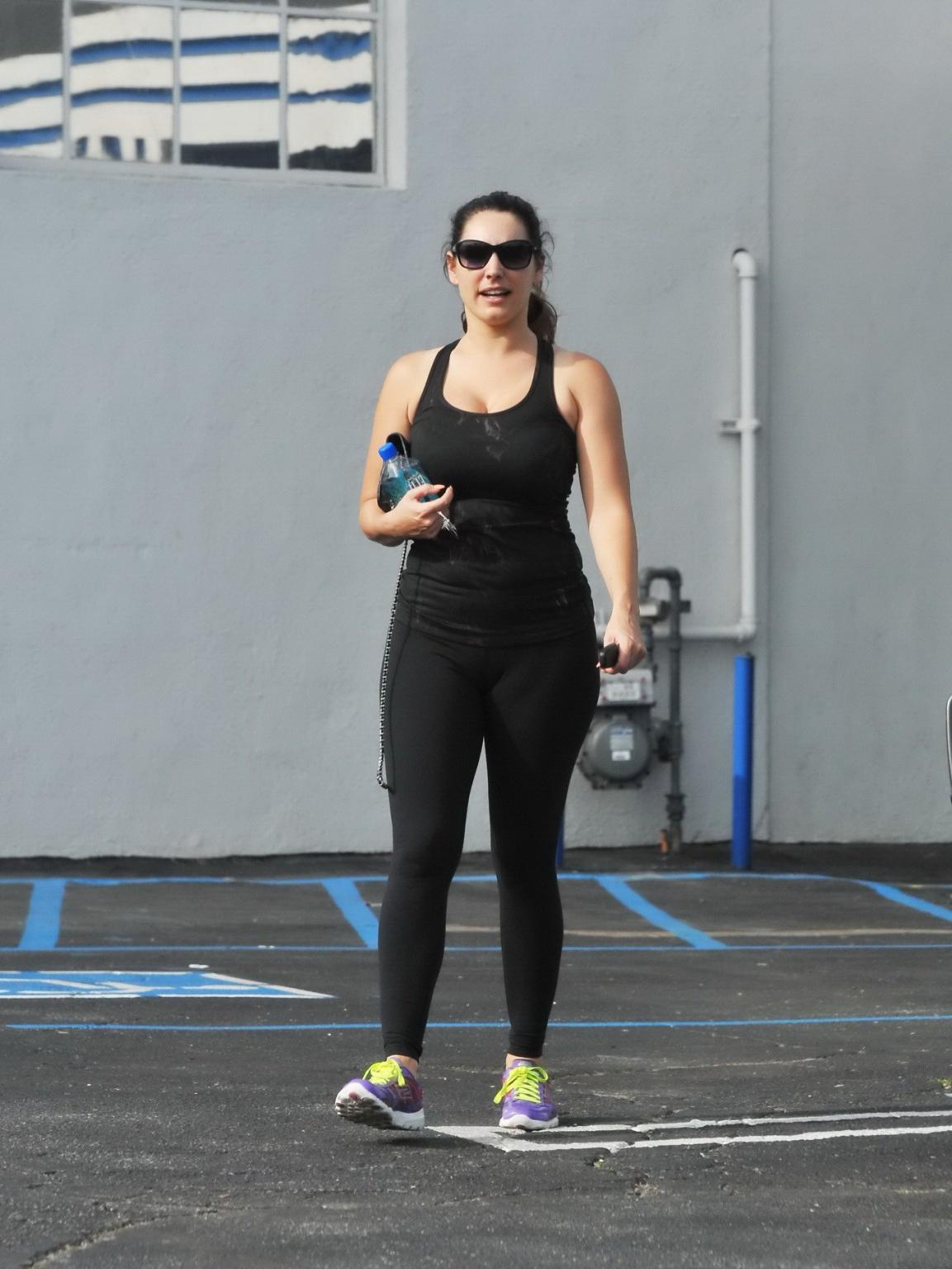 16P Kelly Brook busty showing cameltoe in a tiny black top and tights out of the gym