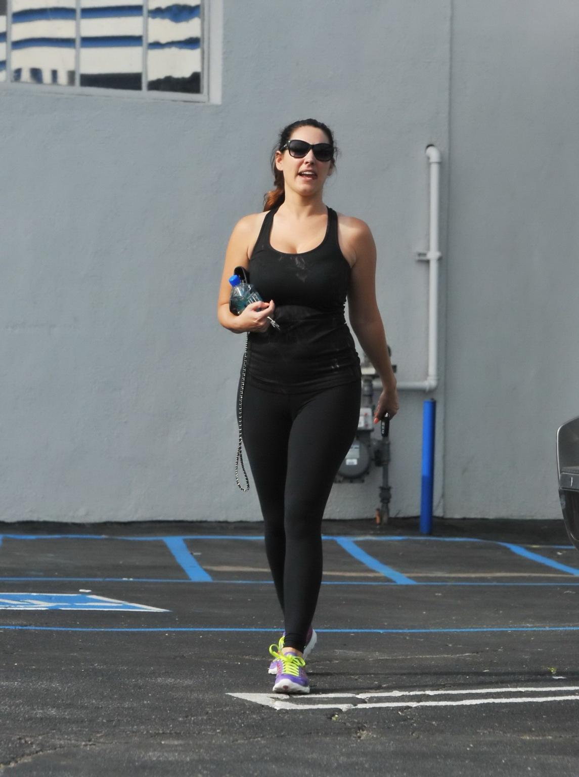 16P Kelly Brook busty showing cameltoe in a tiny black top and tights out of the gym