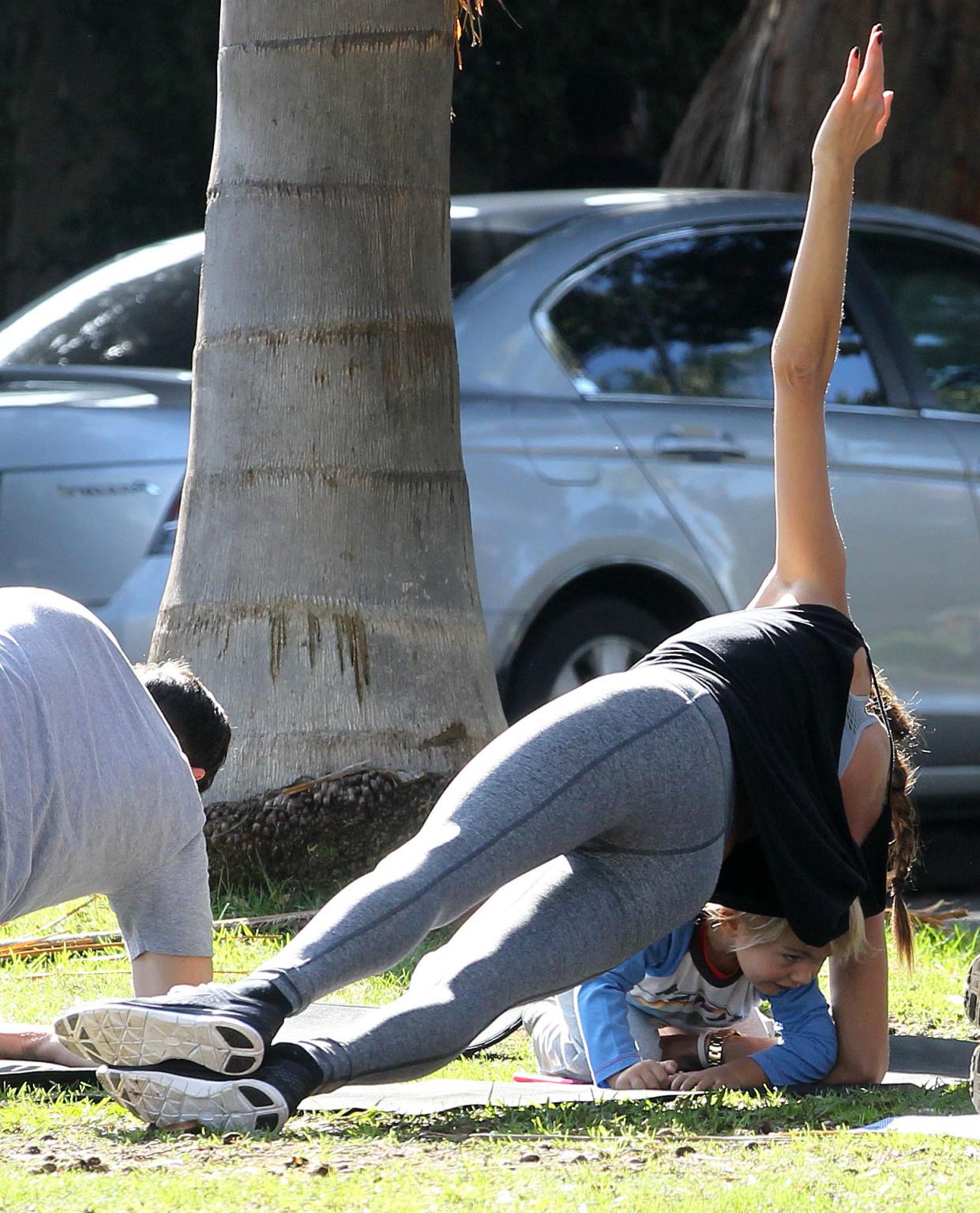 16P Alessandra Ambrosio shows off her ass in tights while working out at a park in S