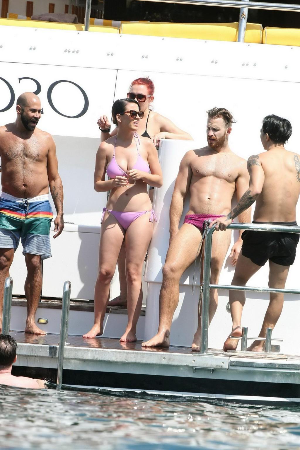 16P Katy Perry präsentiert ihren Bikini-Body und ihre Cameltoes auf einer Yacht in Sydney