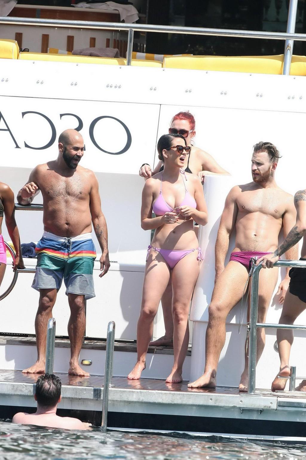 16P Katy Perry präsentiert ihren Bikini-Body und ihre Cameltoes auf einer Yacht in Sydney