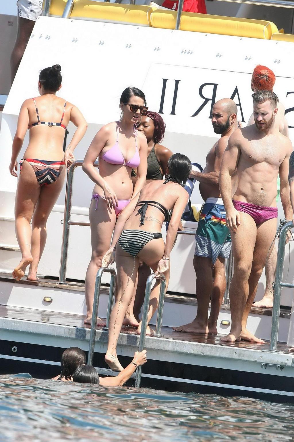16P Katy Perry präsentiert ihren Bikini-Body und ihre Cameltoes auf einer Yacht in Sydney