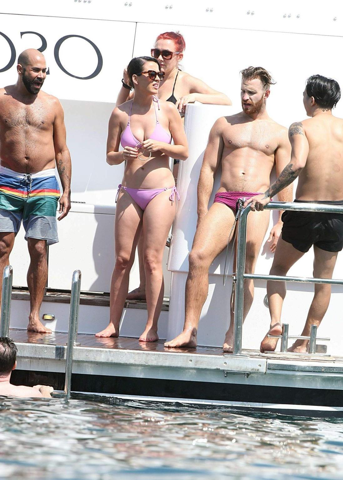 16P Katy Perry präsentiert ihren Bikini-Body und ihre Cameltoes auf einer Yacht in Sydney