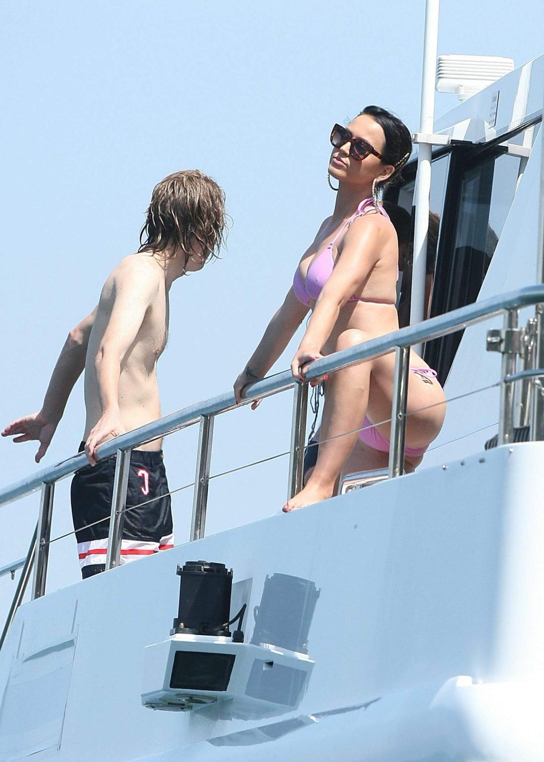 16P Katy Perry präsentiert ihren Bikini-Body und ihre Cameltoes auf einer Yacht in Sydney