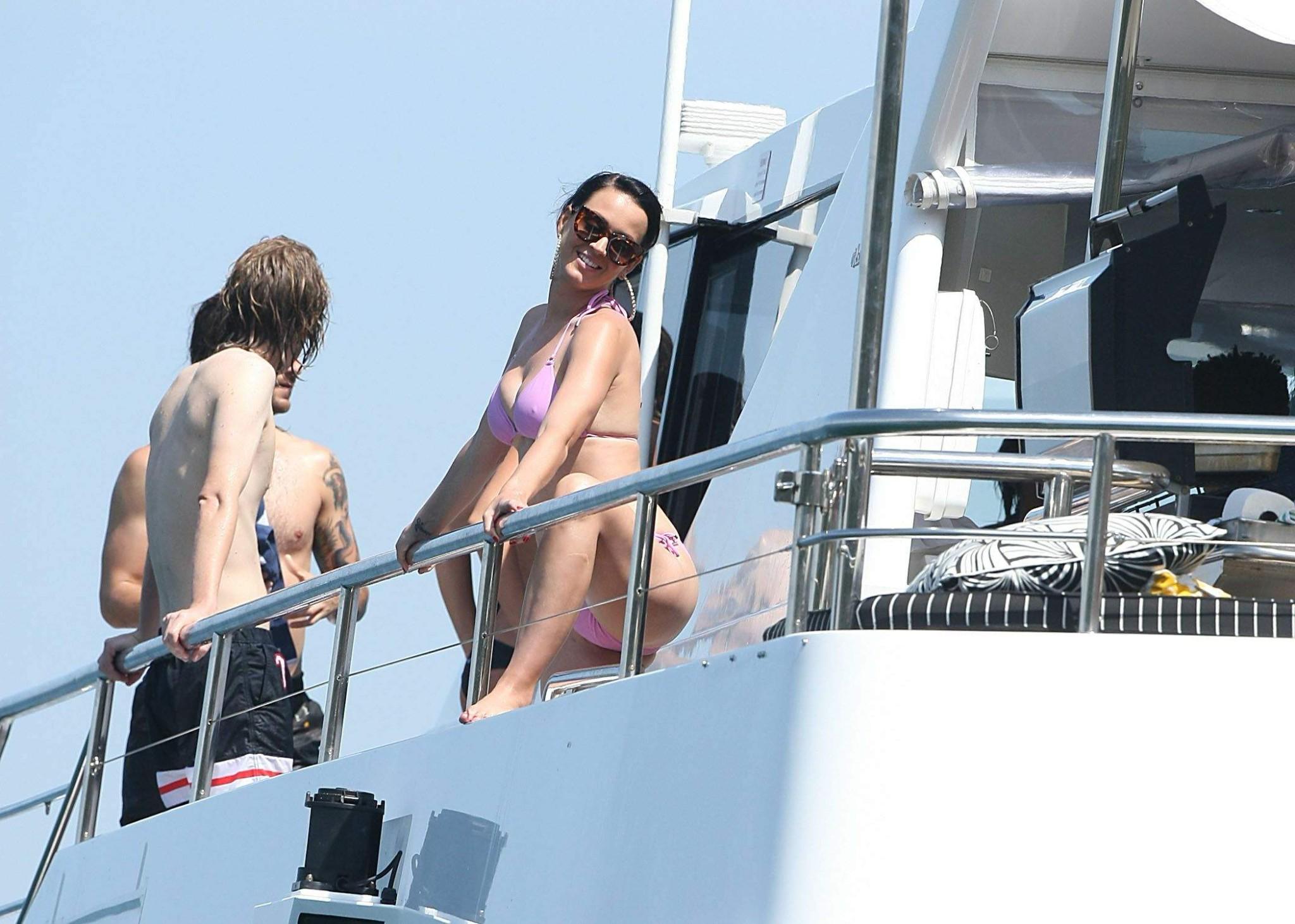 16P Katy Perry präsentiert ihren Bikini-Body und ihre Cameltoes auf einer Yacht in Sydney