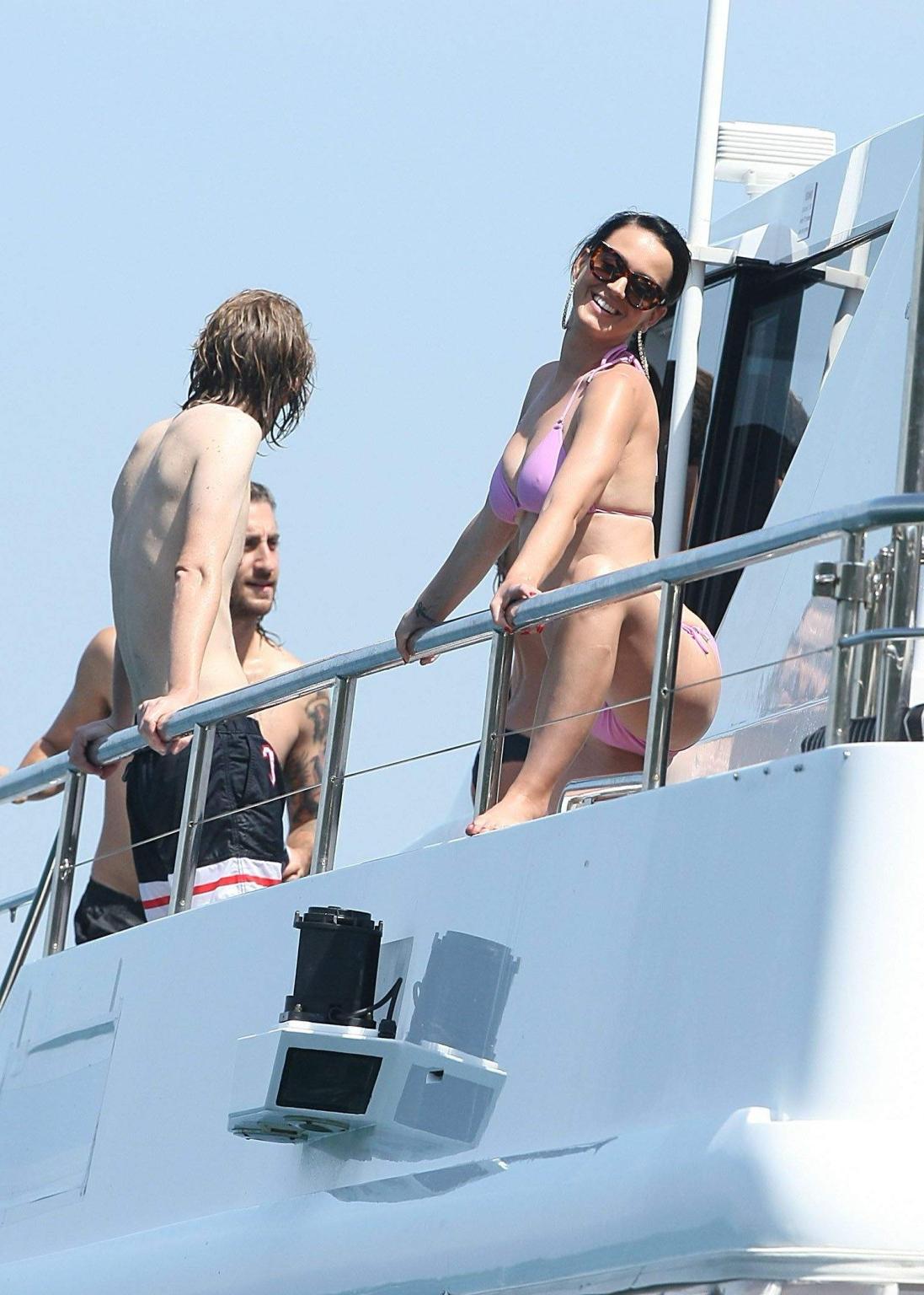 16P Katy Perry präsentiert ihren Bikini-Body und ihre Cameltoes auf einer Yacht in Sydney