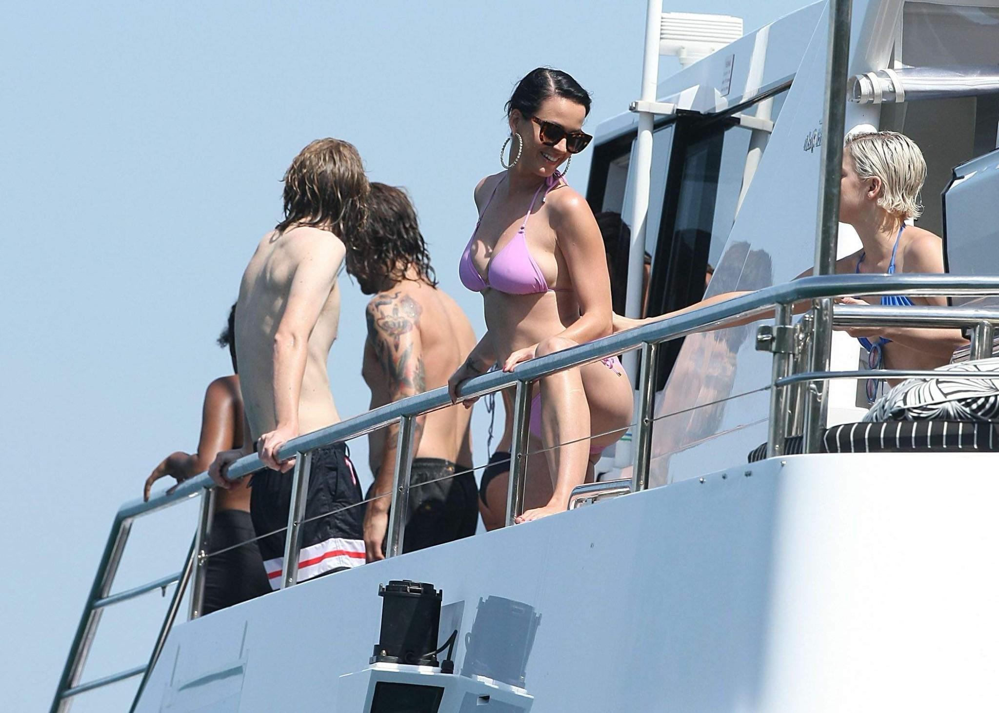 16P Katy Perry präsentiert ihren Bikini-Body und ihre Cameltoes auf einer Yacht in Sydney