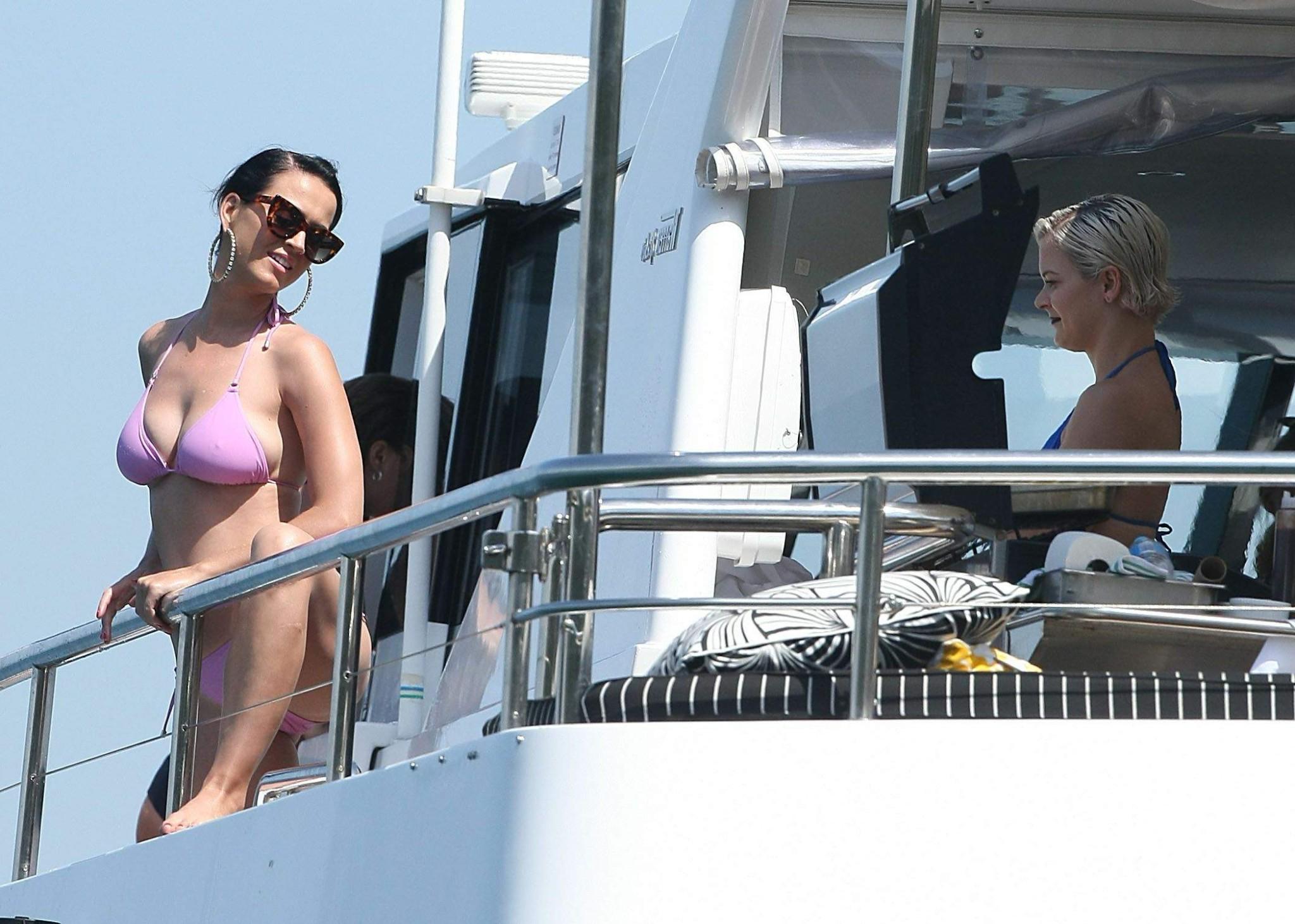 16P Katy Perry präsentiert ihren Bikini-Body und ihre Cameltoes auf einer Yacht in Sydney