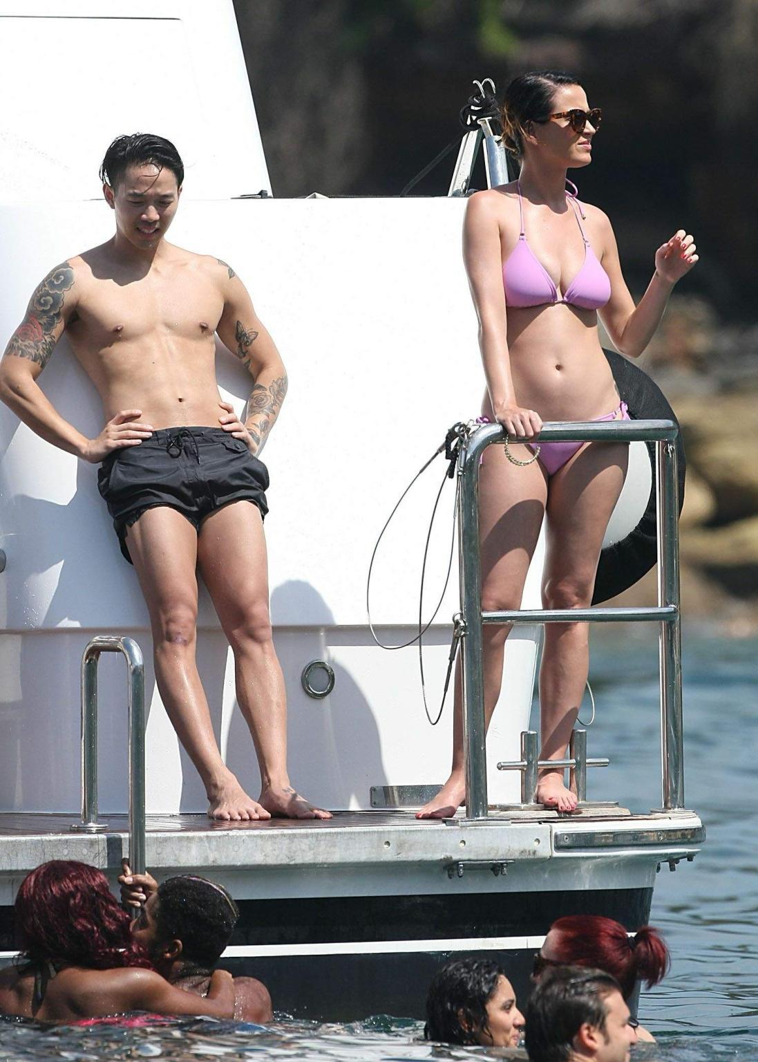 16P Katy Perry präsentiert ihren Bikini-Body und ihre Cameltoes auf einer Yacht in Sydney