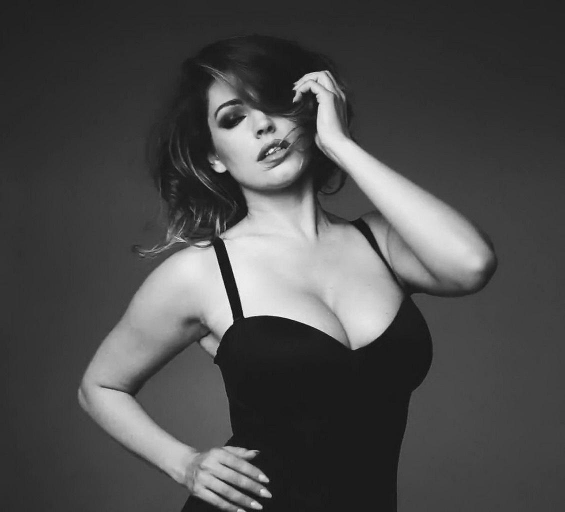 16P Kelly Brook wearing skimpy black lingerie for her 2015 Calendar monochrome video