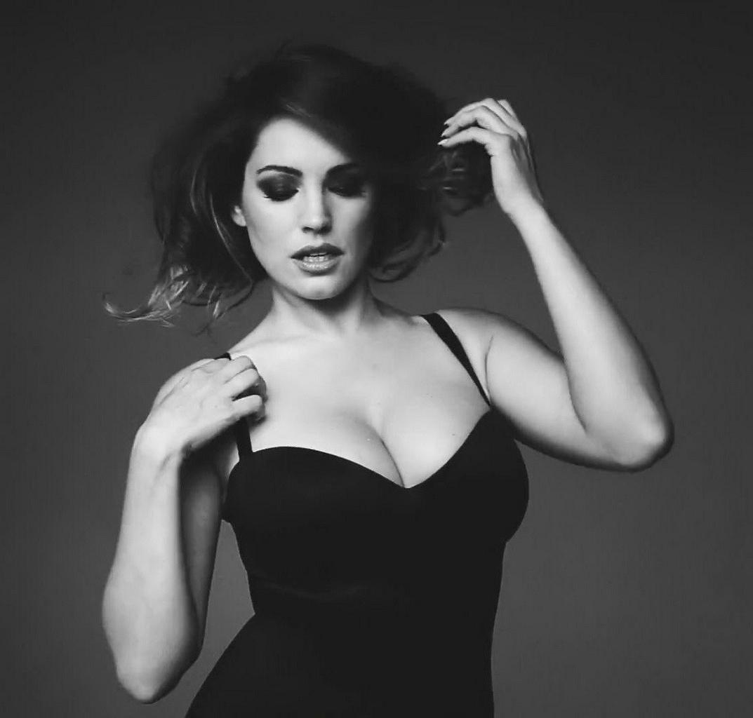 16P Kelly Brook wearing skimpy black lingerie for her 2015 Calendar monochrome video