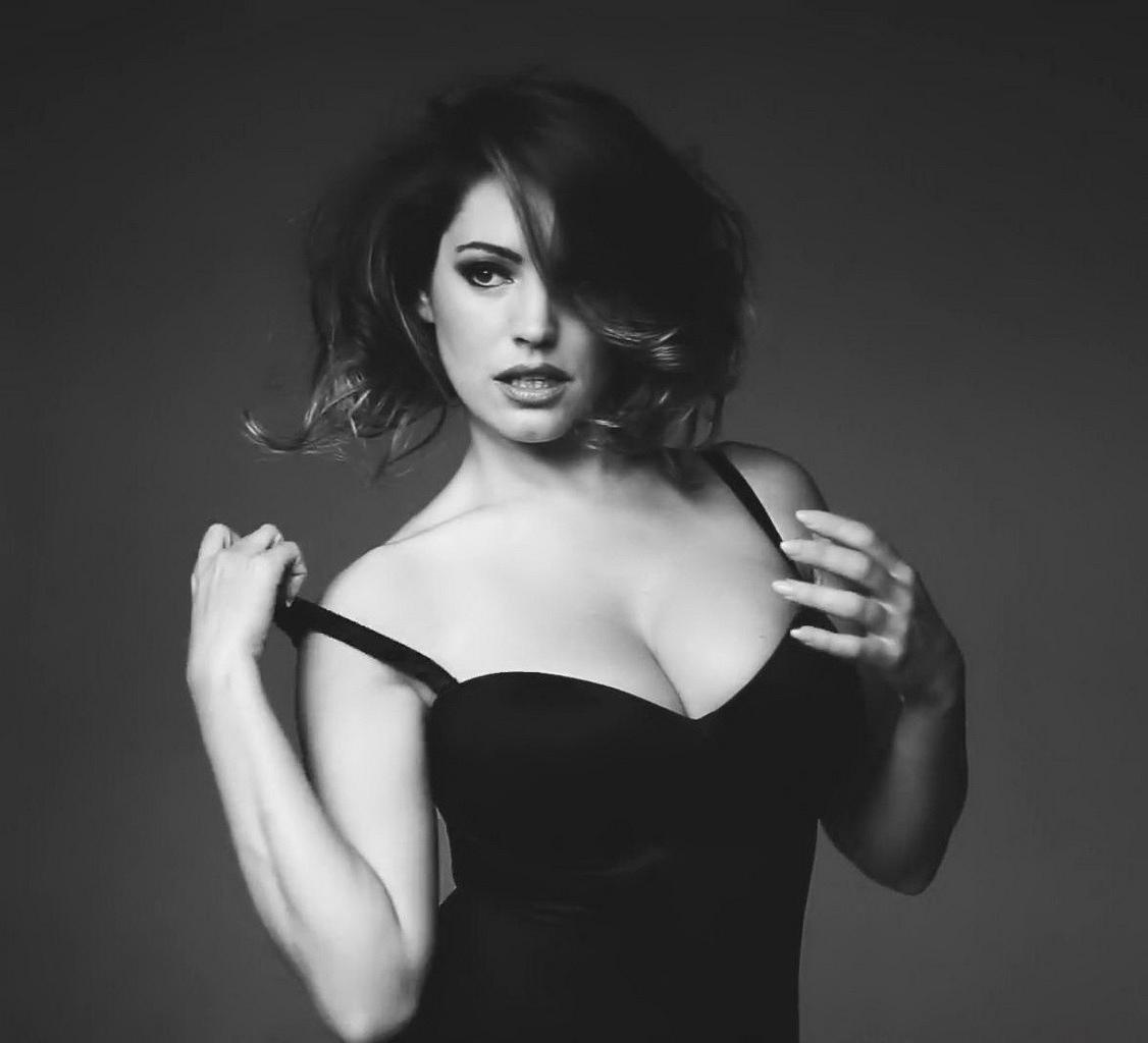 16P Kelly Brook wearing skimpy black lingerie for her 2015 Calendar monochrome video