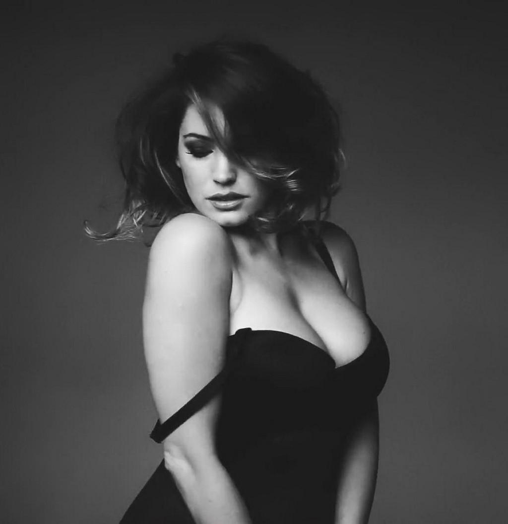 16P Kelly Brook wearing skimpy black lingerie for her 2015 Calendar monochrome video