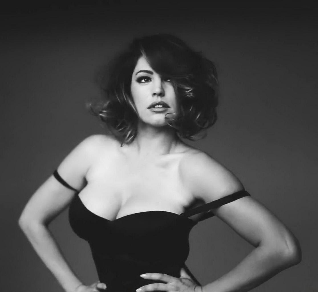 16P Kelly Brook wearing skimpy black lingerie for her 2015 Calendar monochrome video