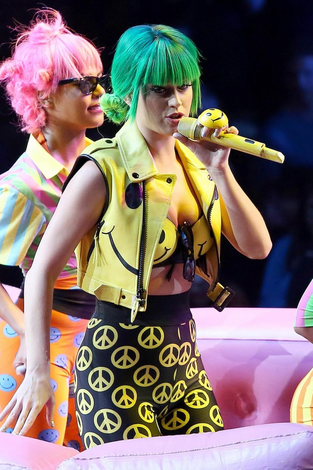 16P Katy Perry looking like a busty hentai character at her Prismatic concert tour i