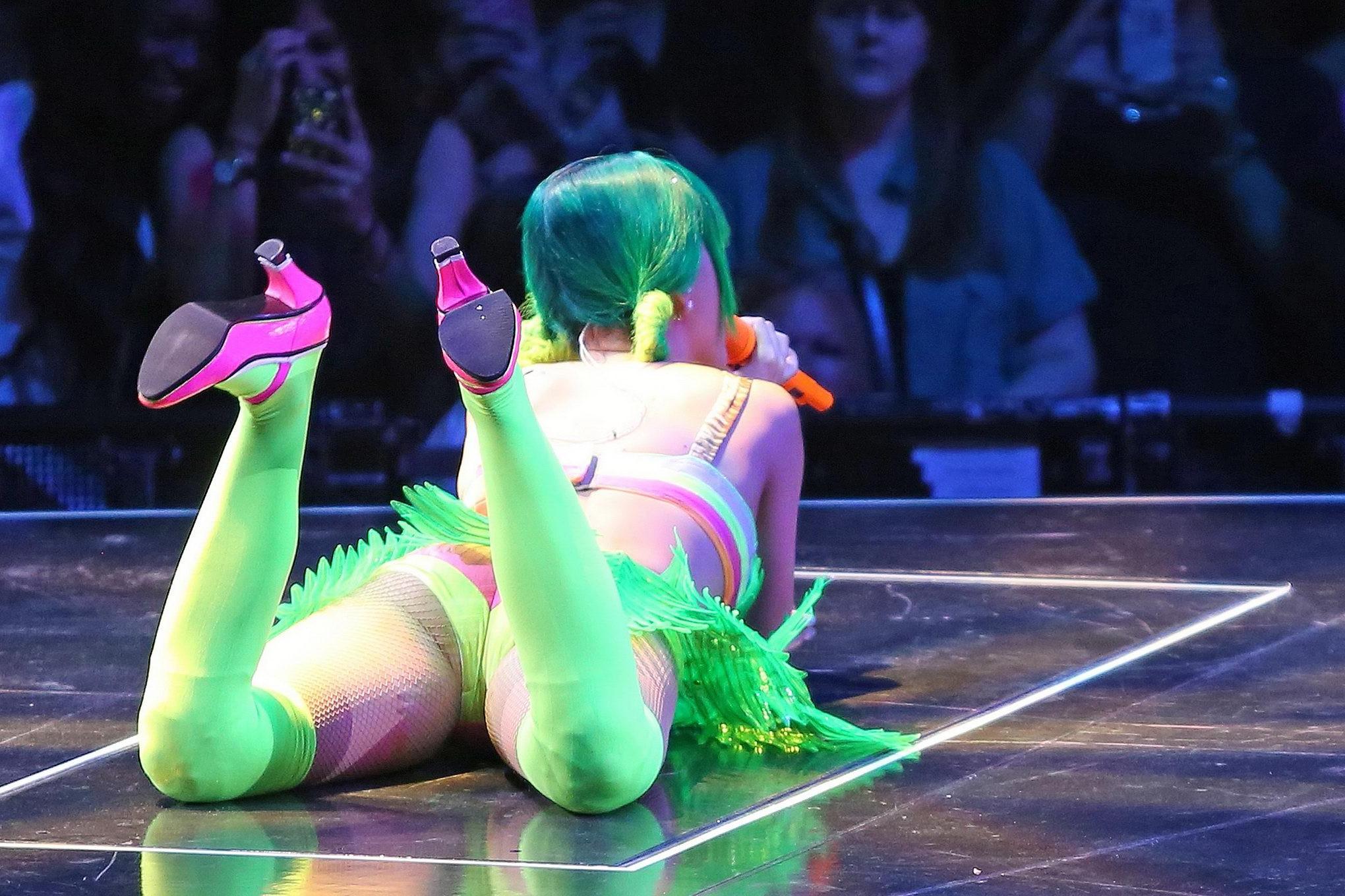 16P Katy Perry looking like a busty hentai character at her Prismatic concert tour i