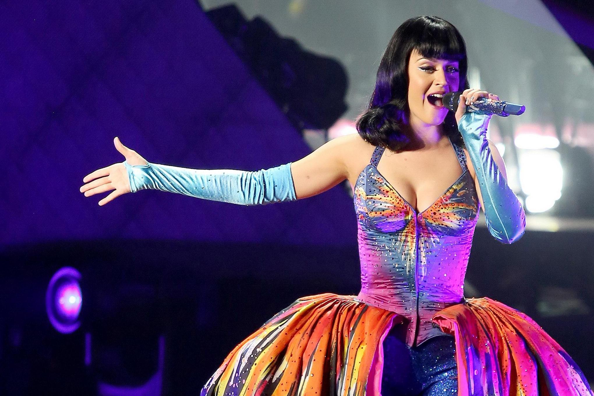 16P Katy Perry looking like a busty hentai character at her Prismatic concert tour i