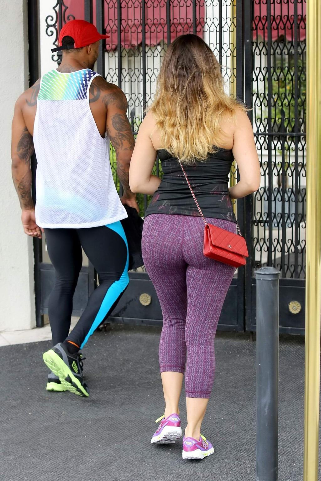 16P Kelly Brook shows off her ass and cameltoe in tights leaving a gym in West Holly