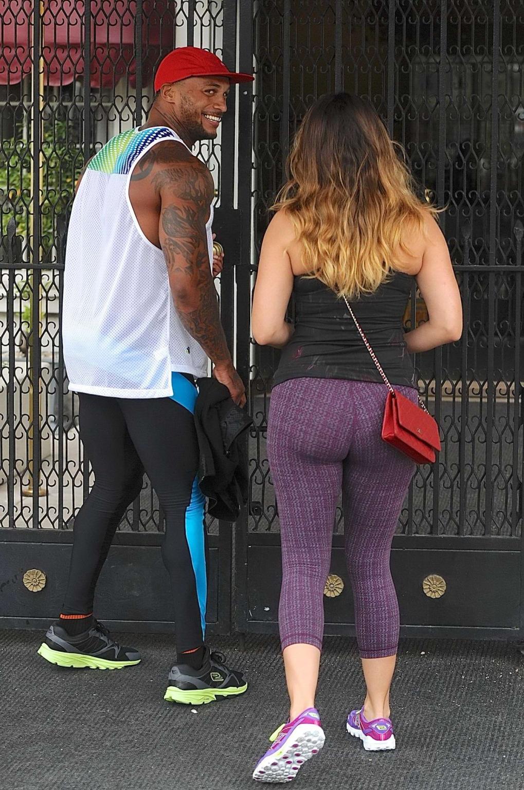16P Kelly Brook shows off her ass and cameltoe in tights leaving a gym in West Holly
