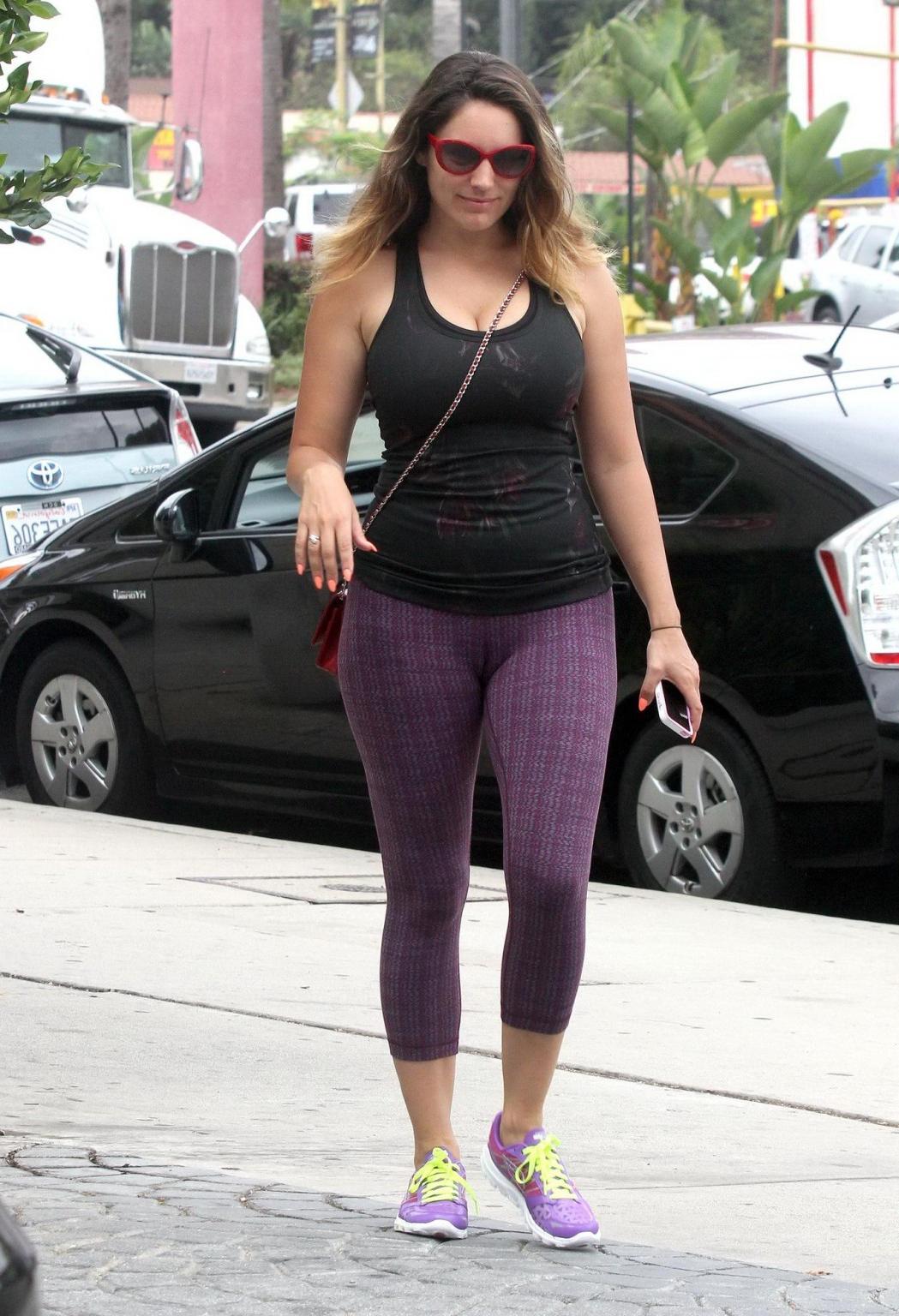 16P Kelly Brook shows off her ass and cameltoe in tights leaving a gym in West Holly
