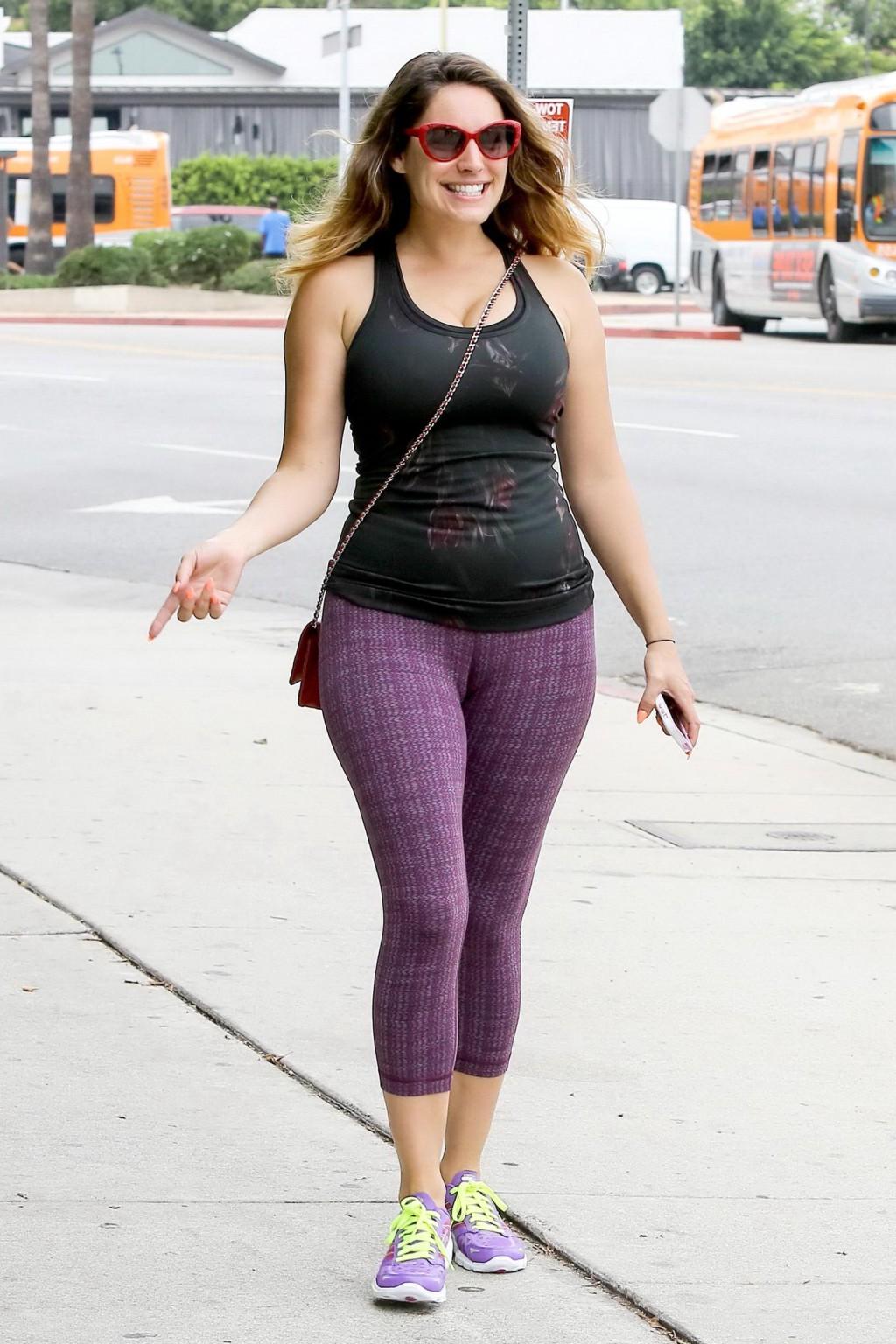 16P Kelly Brook shows off her ass and cameltoe in tights leaving a gym in West Holly