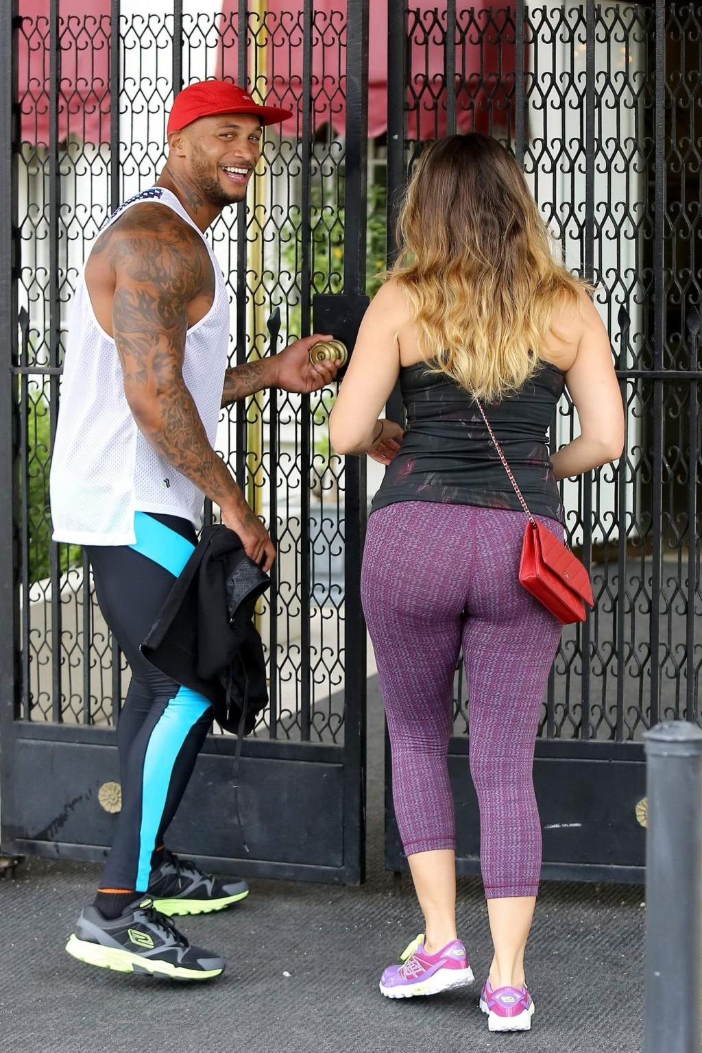 16P Kelly Brook shows off her ass and cameltoe in tights leaving a gym in West Holly