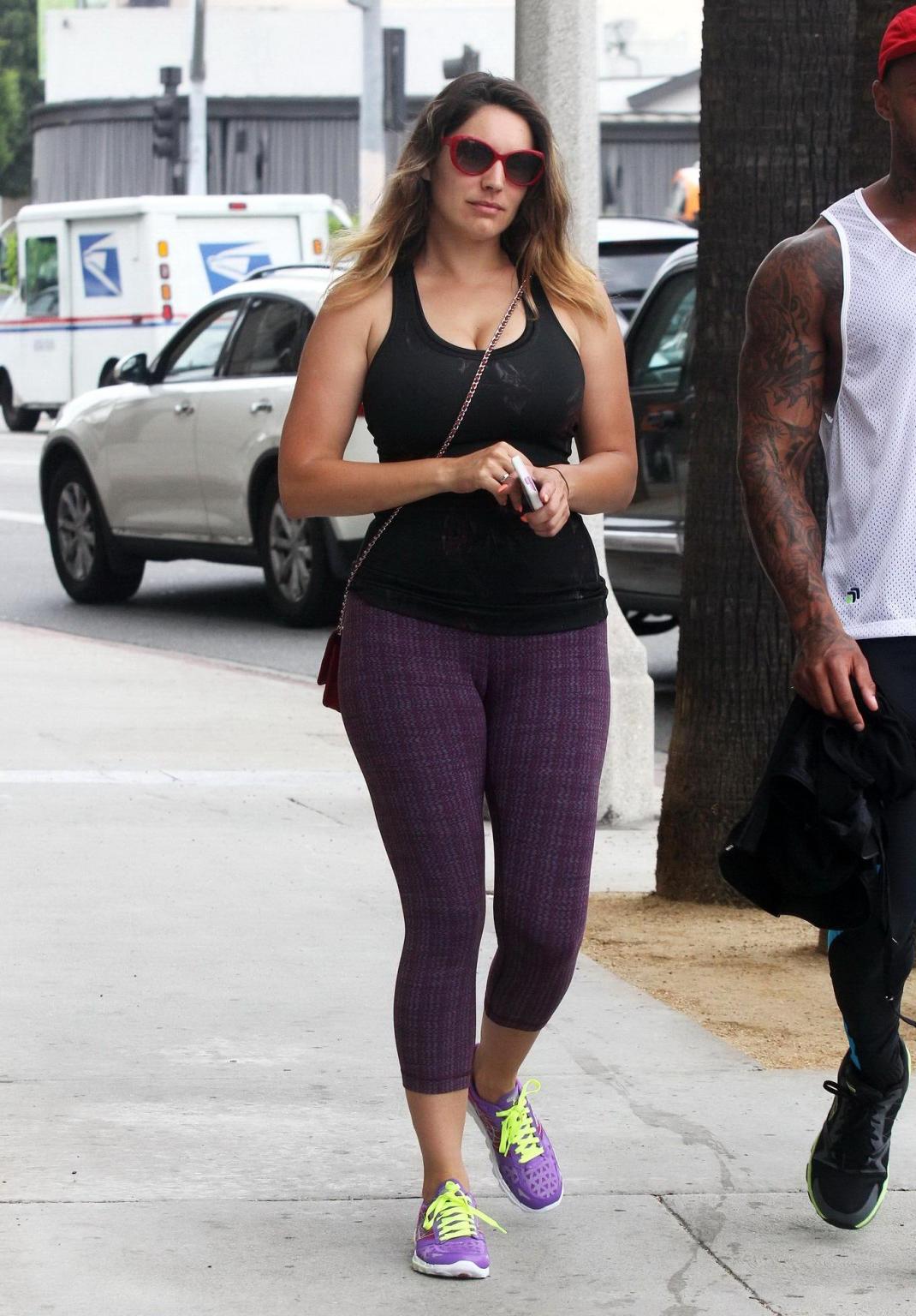16P Kelly Brook shows off her ass and cameltoe in tights leaving a gym in West Holly