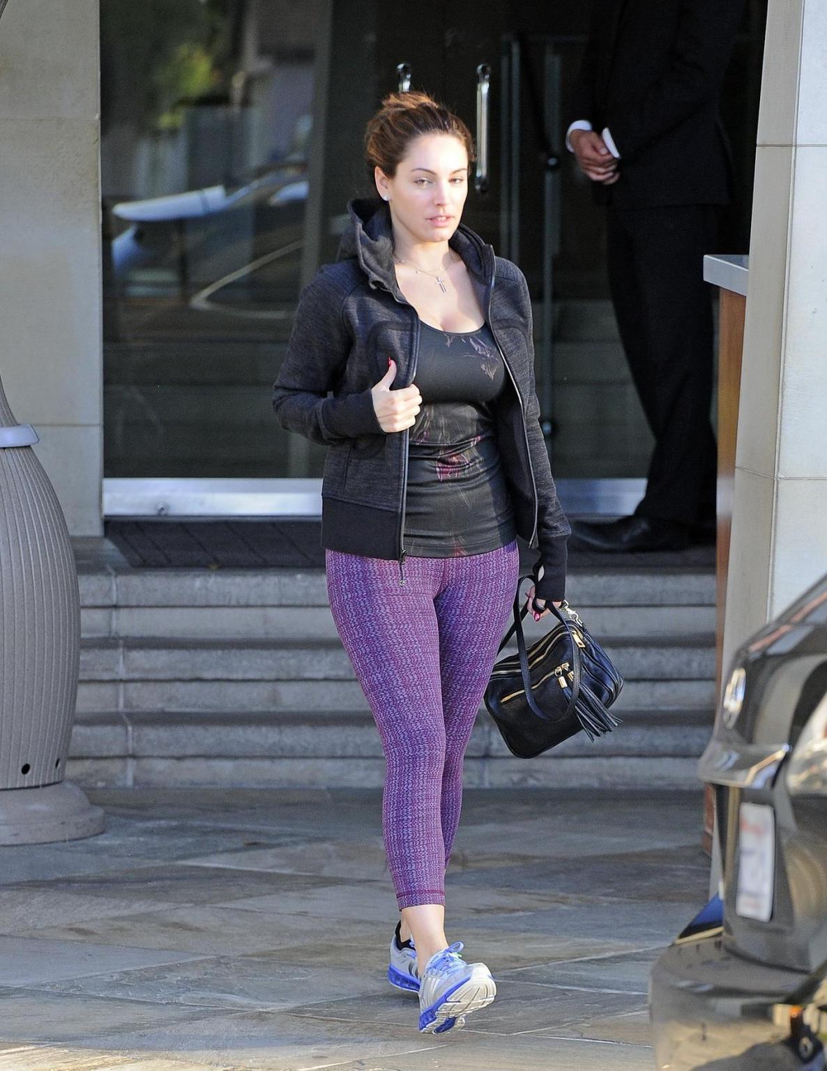 16P Kelly Brook shows off her ass, cleavage and cameltoe wearing a tight sports outf