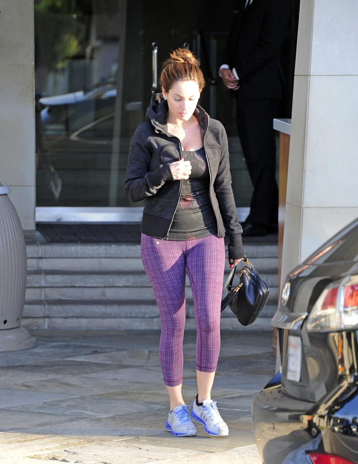 16P Kelly Brook shows off her ass, cleavage and cameltoe wearing a tight sports outf