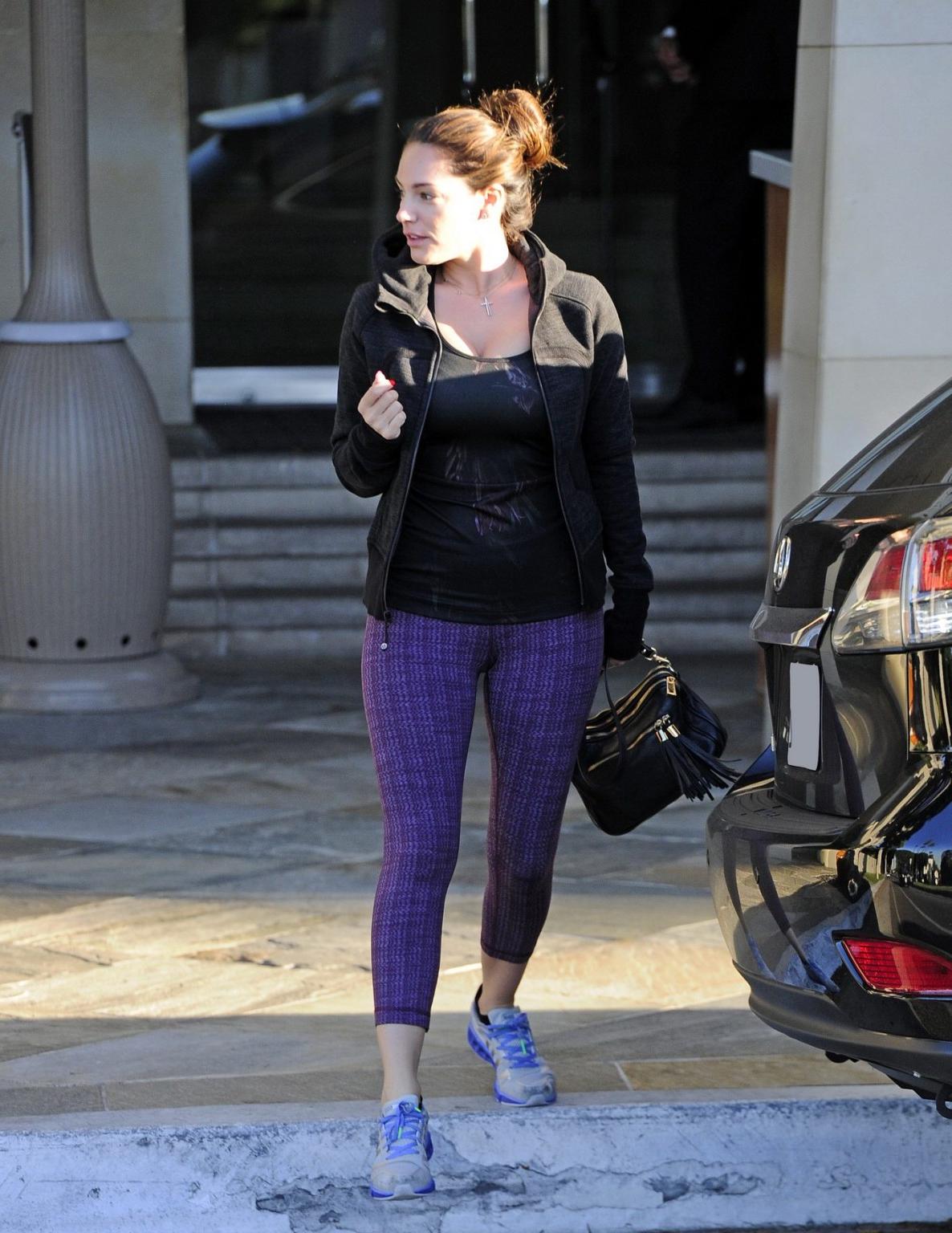16P Kelly Brook shows off her ass, cleavage and cameltoe wearing a tight sports outf