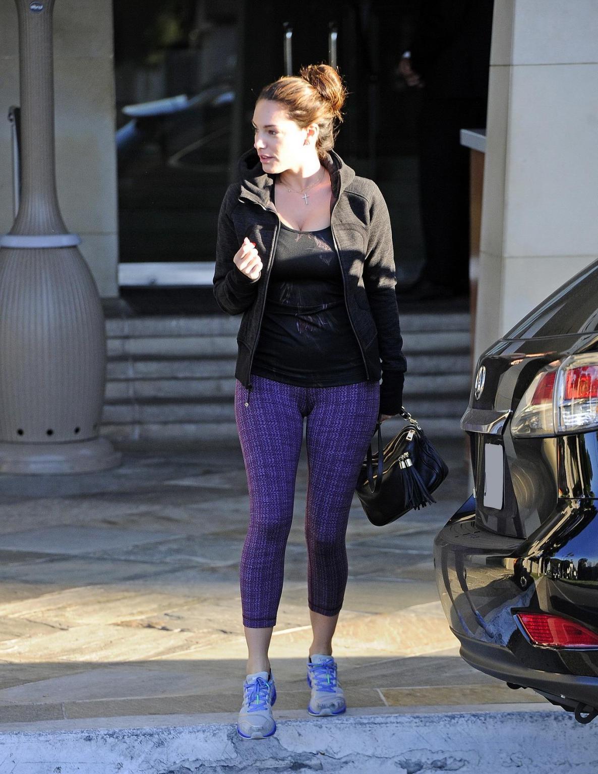 16P Kelly Brook shows off her ass, cleavage and cameltoe wearing a tight sports outf