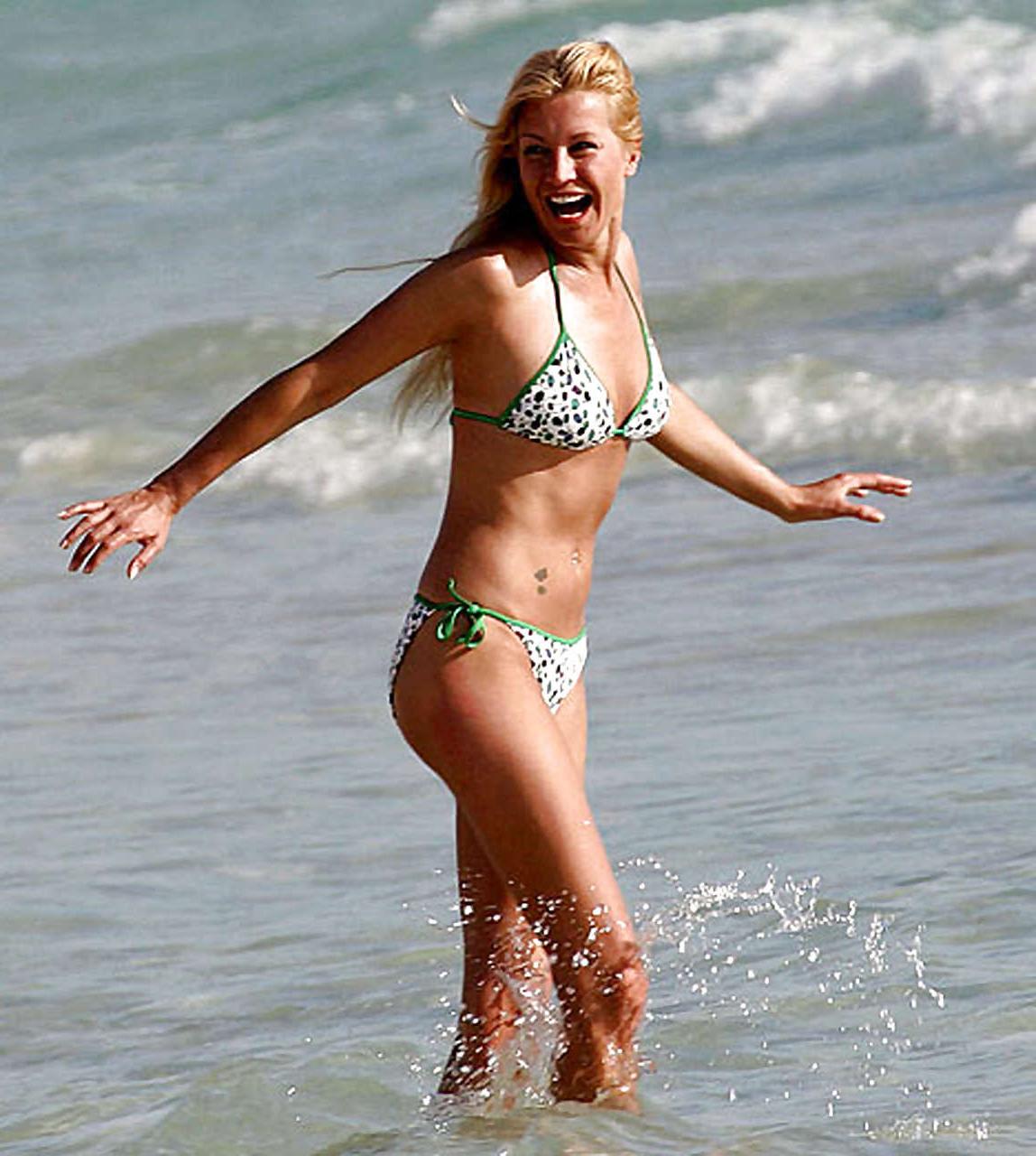 16P Denise Van Outen shows nice butt and hot body on beach