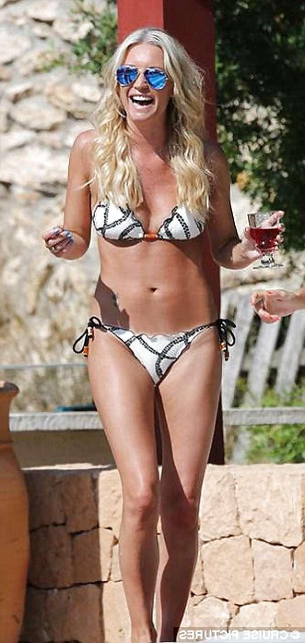 16P Denise Van Outen shows nice butt and hot body on beach