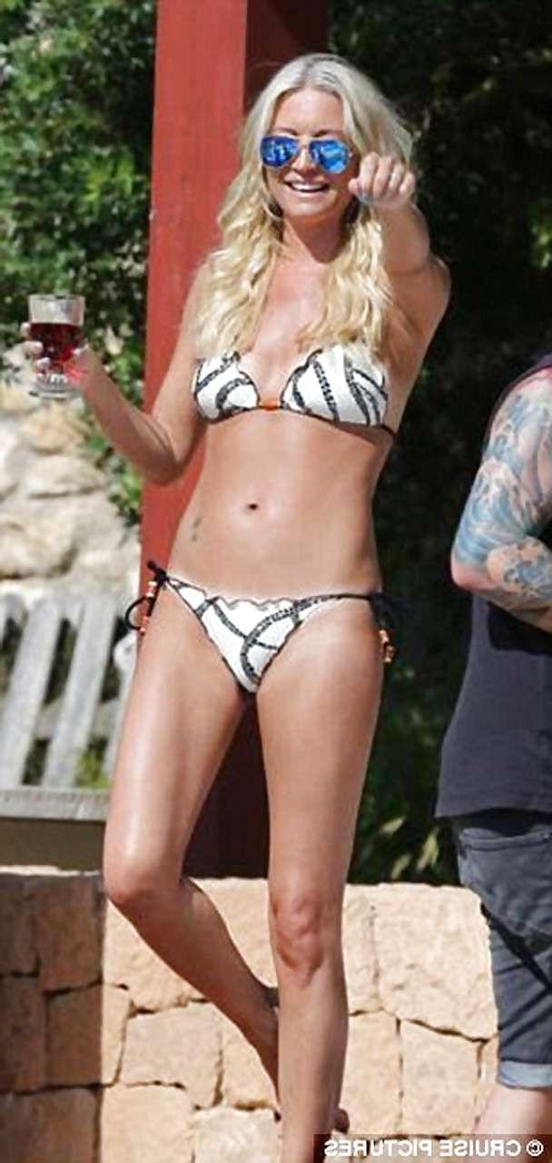 16P Denise Van Outen shows nice butt and hot body on beach