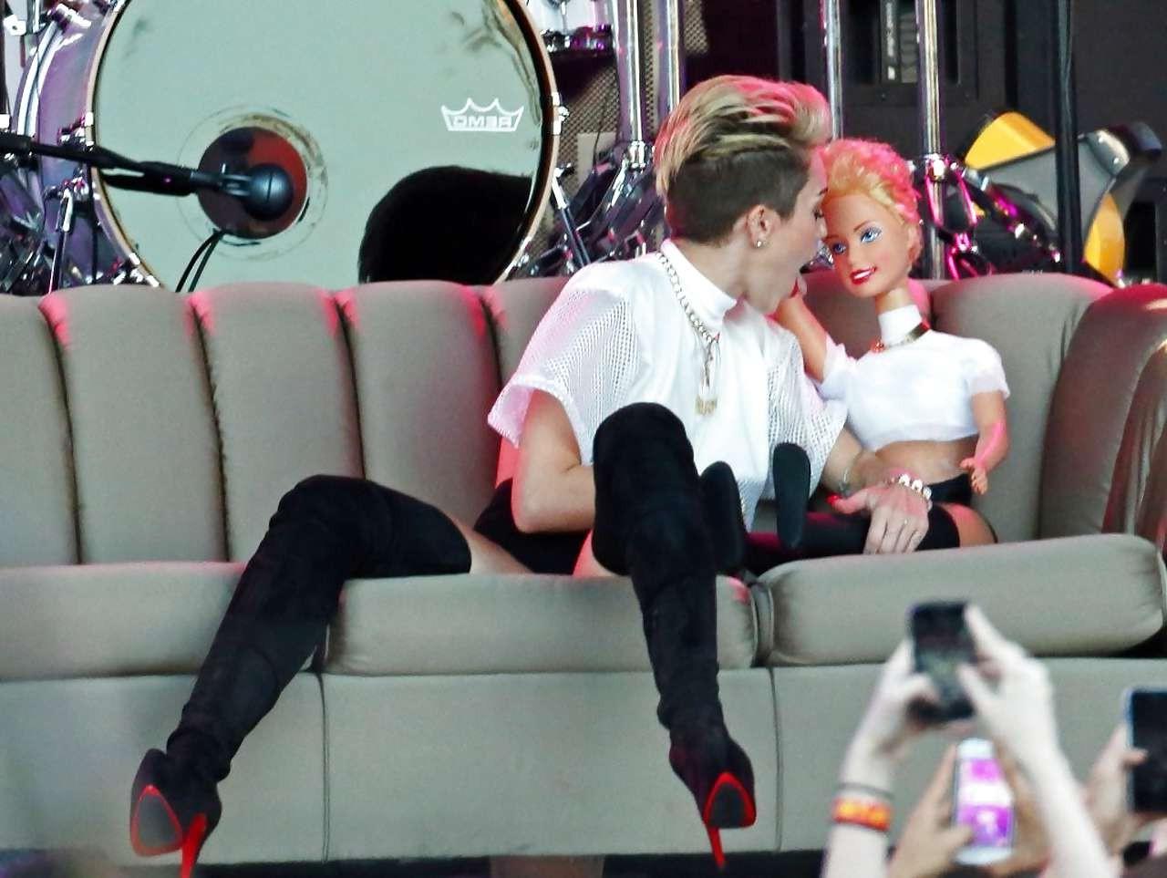 16P Miley Cyrus showing long legs and nice butt on stage