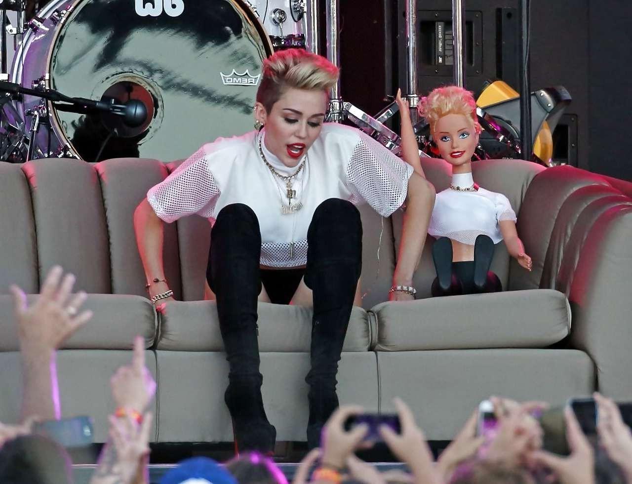 16P Miley Cyrus showing long legs and nice butt on stage