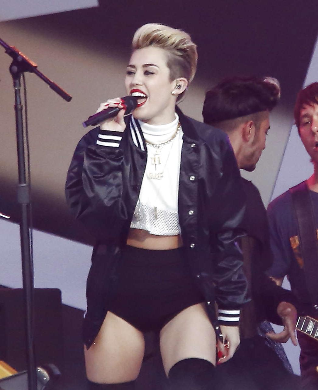 16P Miley Cyrus showing long legs and nice butt on stage