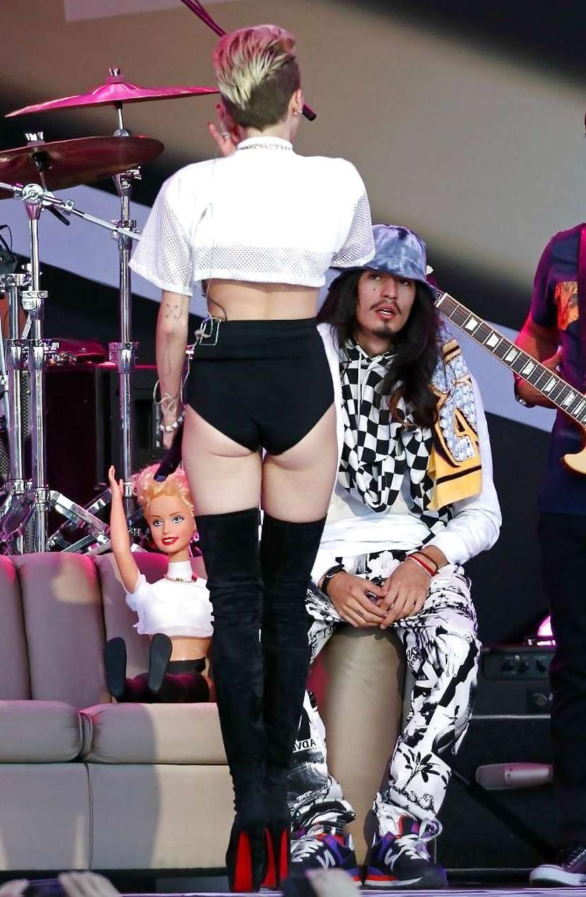 16P Miley Cyrus showing long legs and nice butt on stage