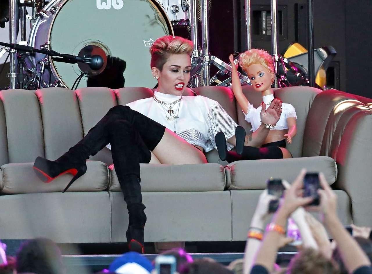 16P Miley Cyrus showing long legs and nice butt on stage